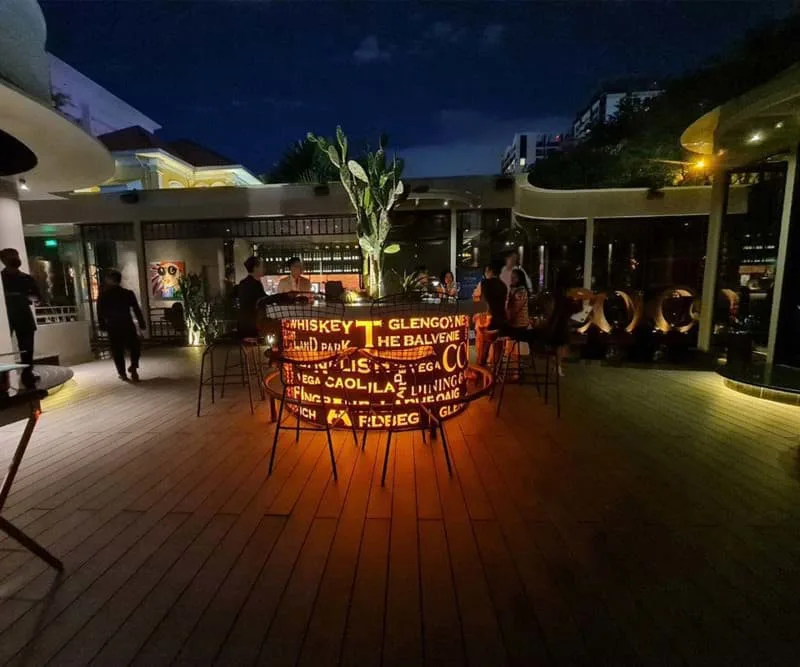 Coco whisky bar khuon vien ngoai