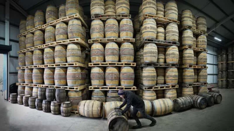 Luu tru thung ruou whisky bang pallet